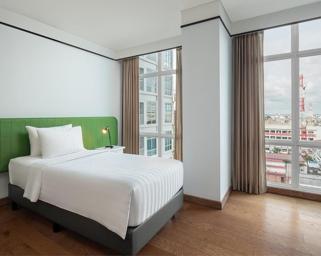 The Reiz Suites, Artotel Curated Medan Buitenkant foto