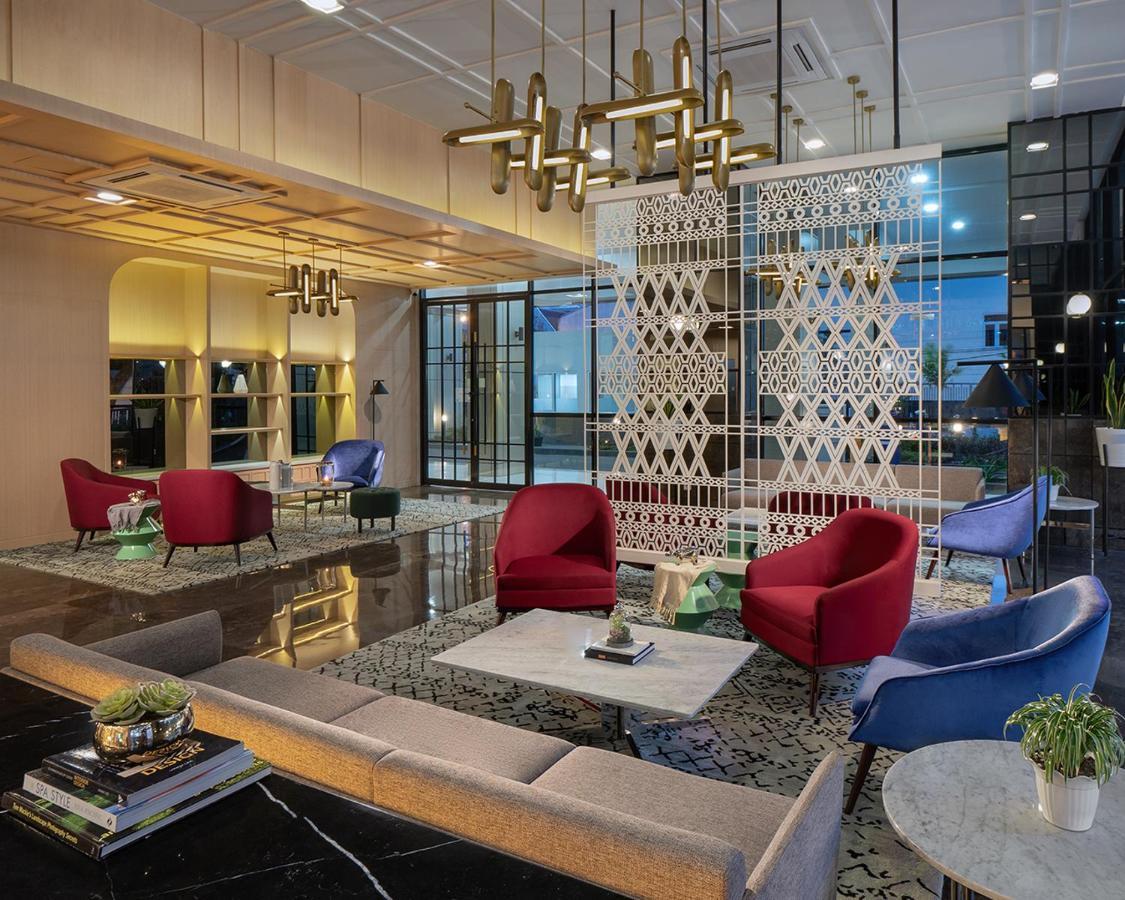 The Reiz Suites, Artotel Curated Medan Buitenkant foto