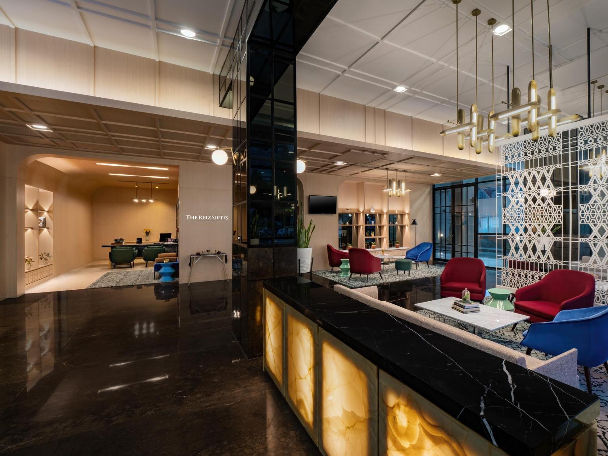 The Reiz Suites, Artotel Curated Medan Buitenkant foto