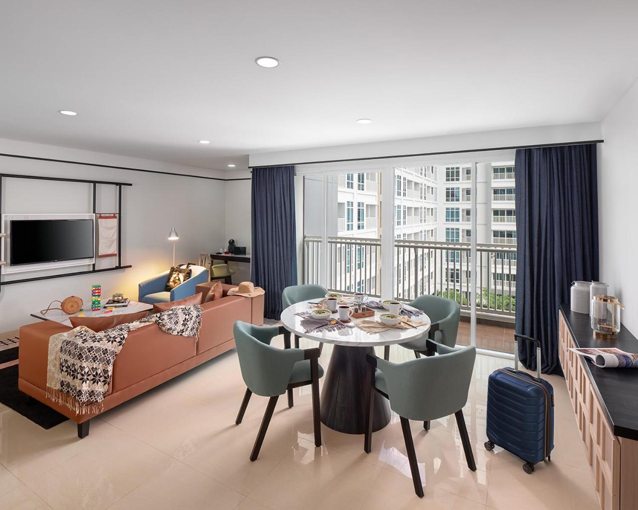 The Reiz Suites, Artotel Curated Medan Buitenkant foto