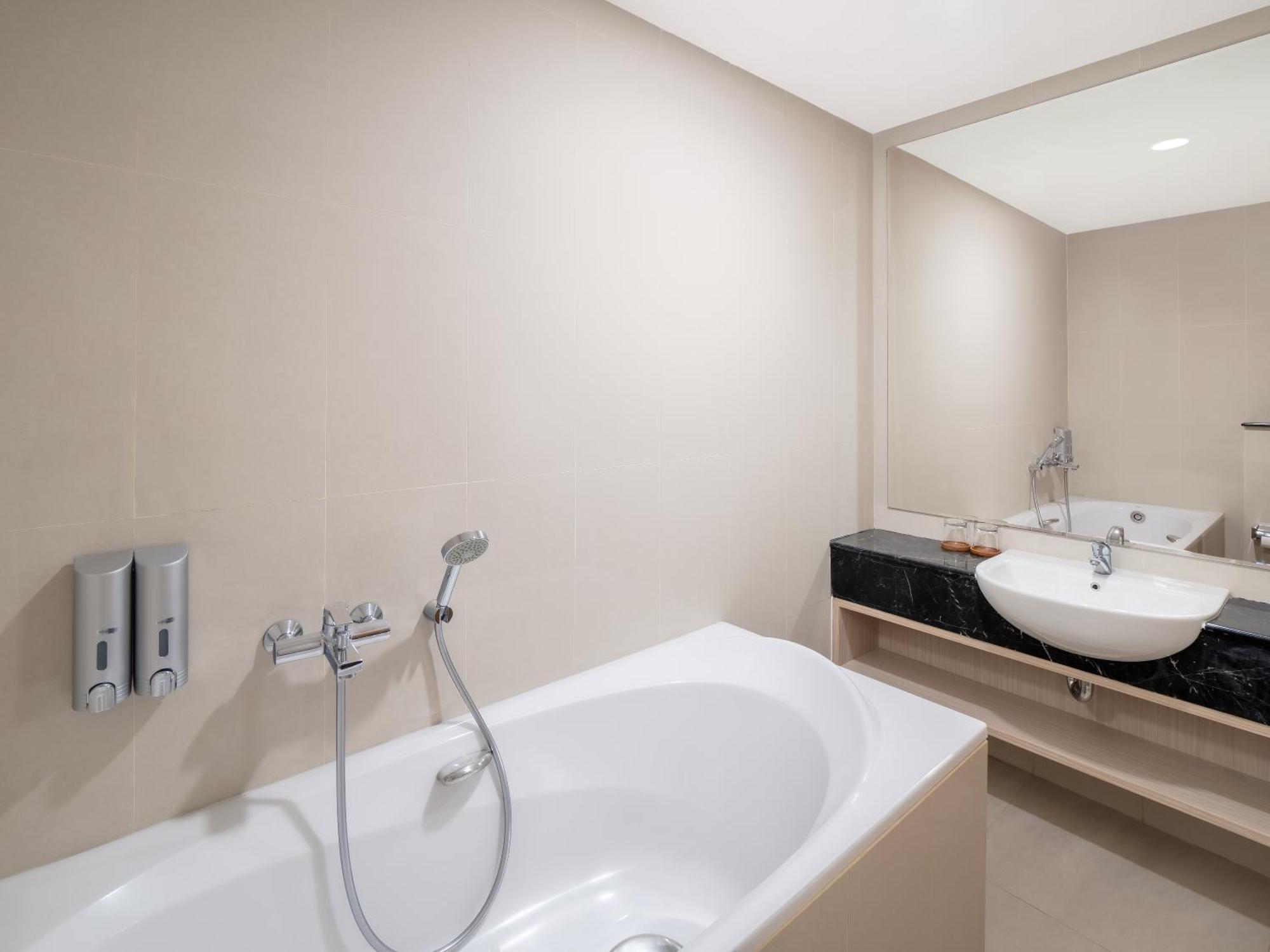 The Reiz Suites, Artotel Curated Medan Buitenkant foto