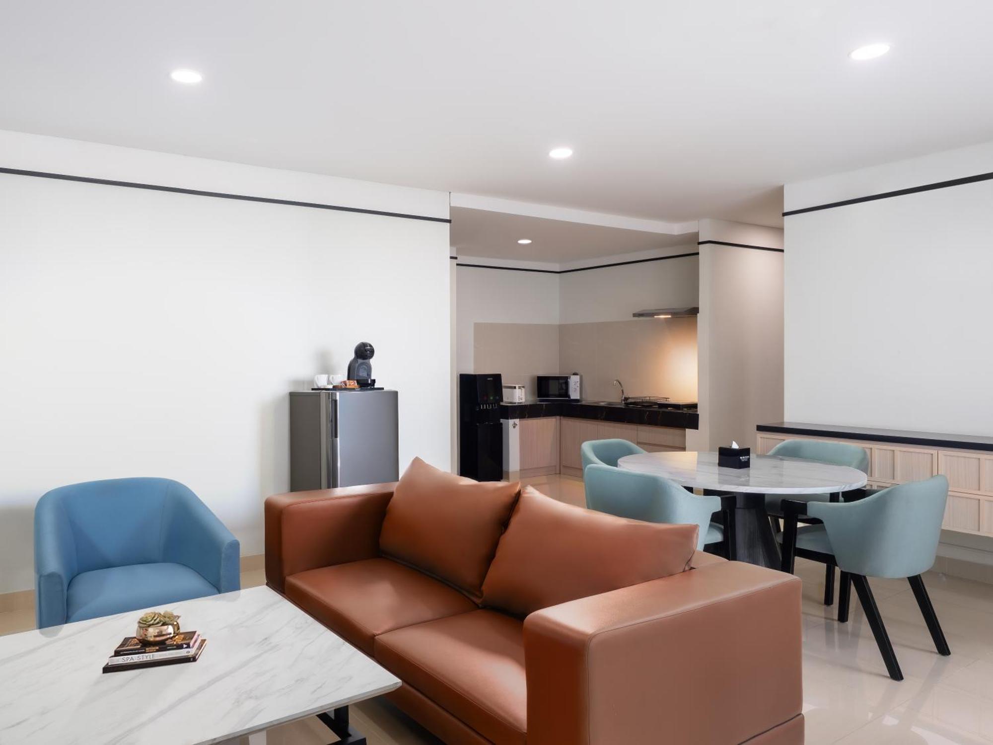 The Reiz Suites, Artotel Curated Medan Buitenkant foto