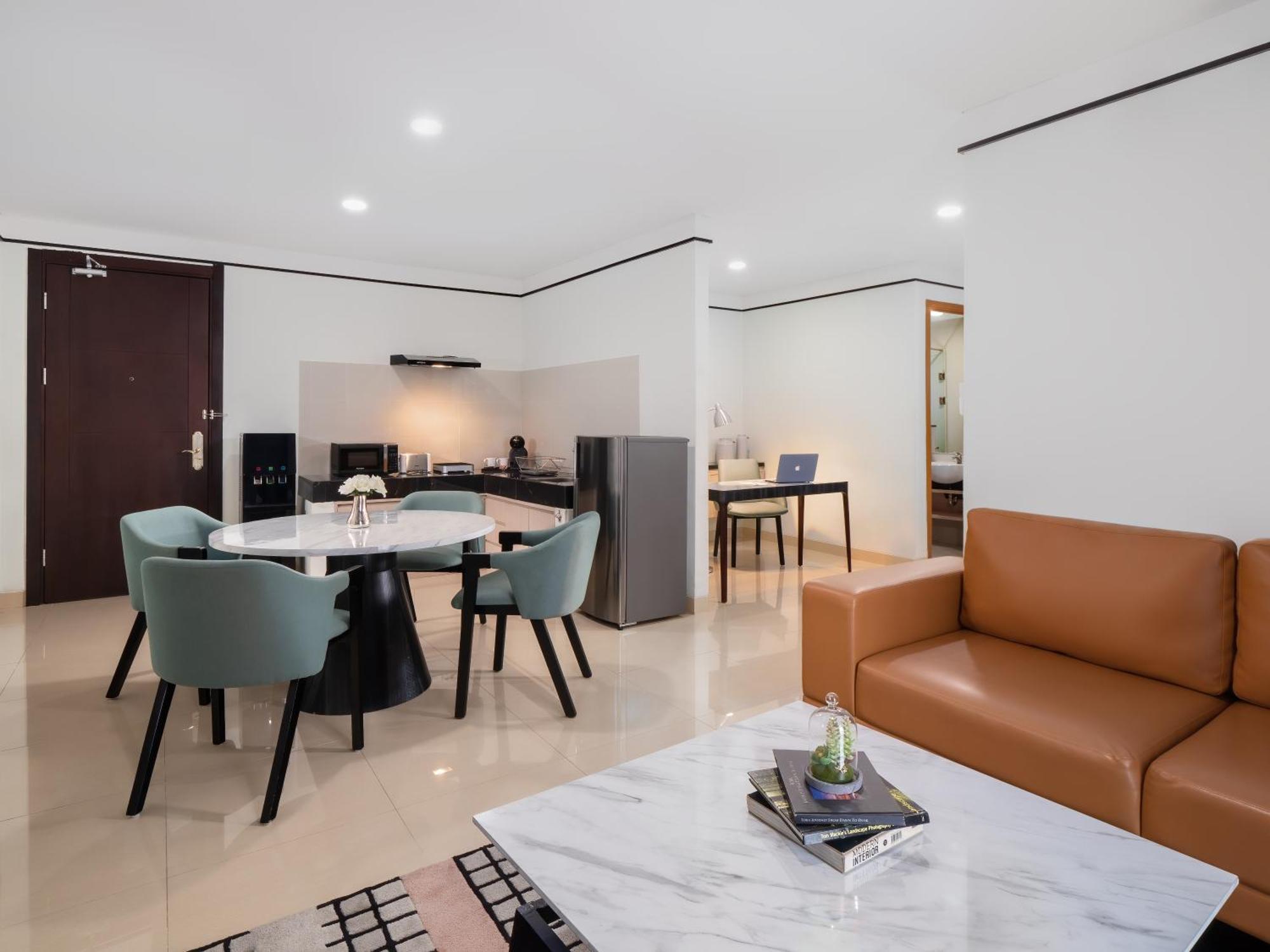 The Reiz Suites, Artotel Curated Medan Buitenkant foto
