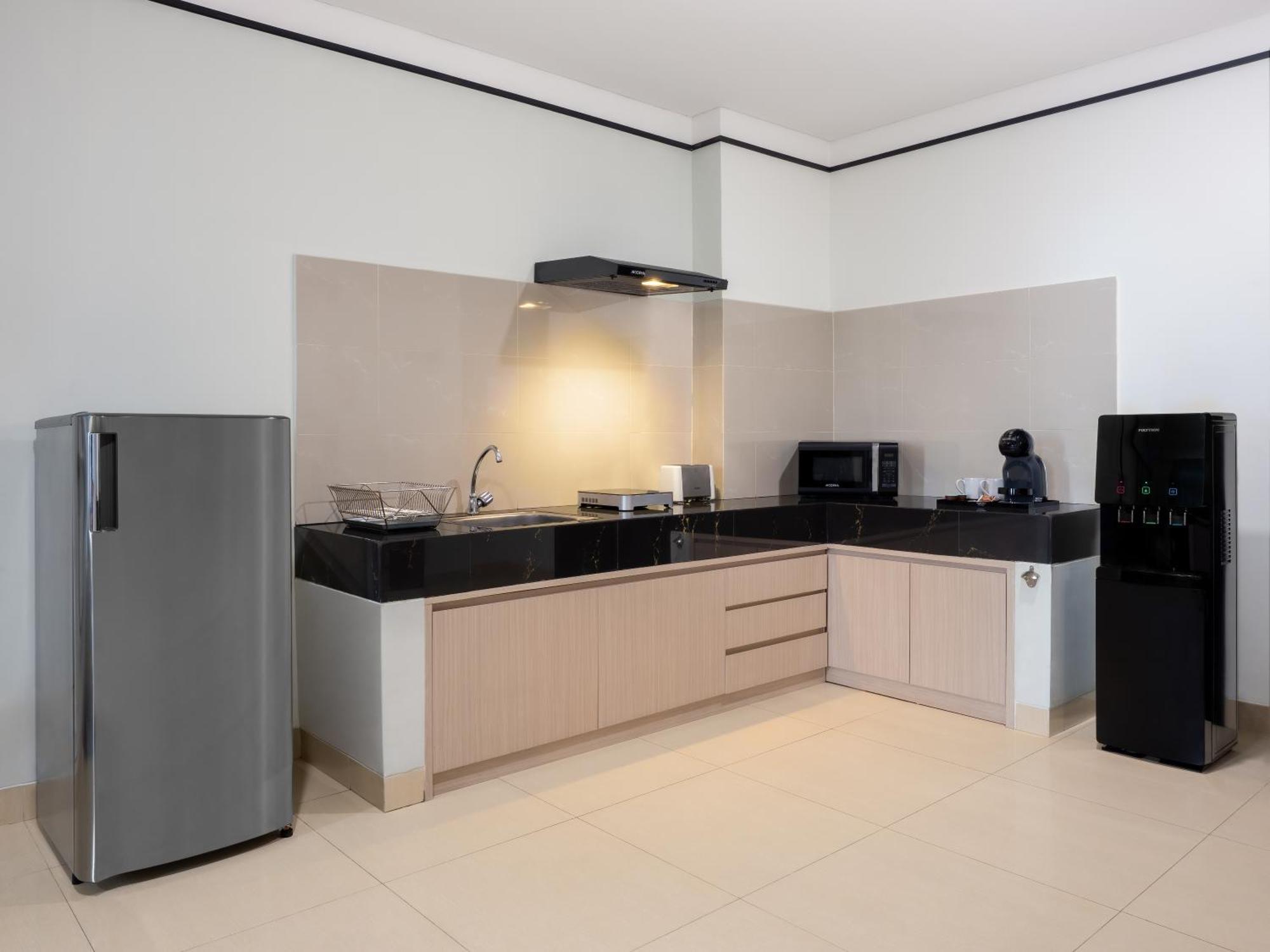 The Reiz Suites, Artotel Curated Medan Buitenkant foto